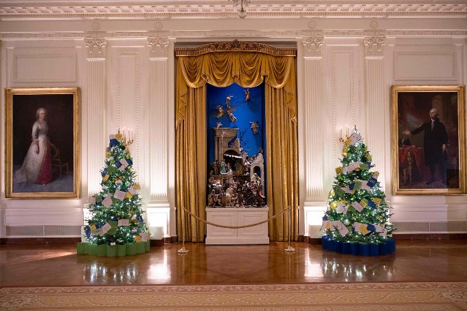 Декор Белого дома на 2021 год включает 41 рождественскую елку, около 6000 футов ленты, более 10000 украшений.
